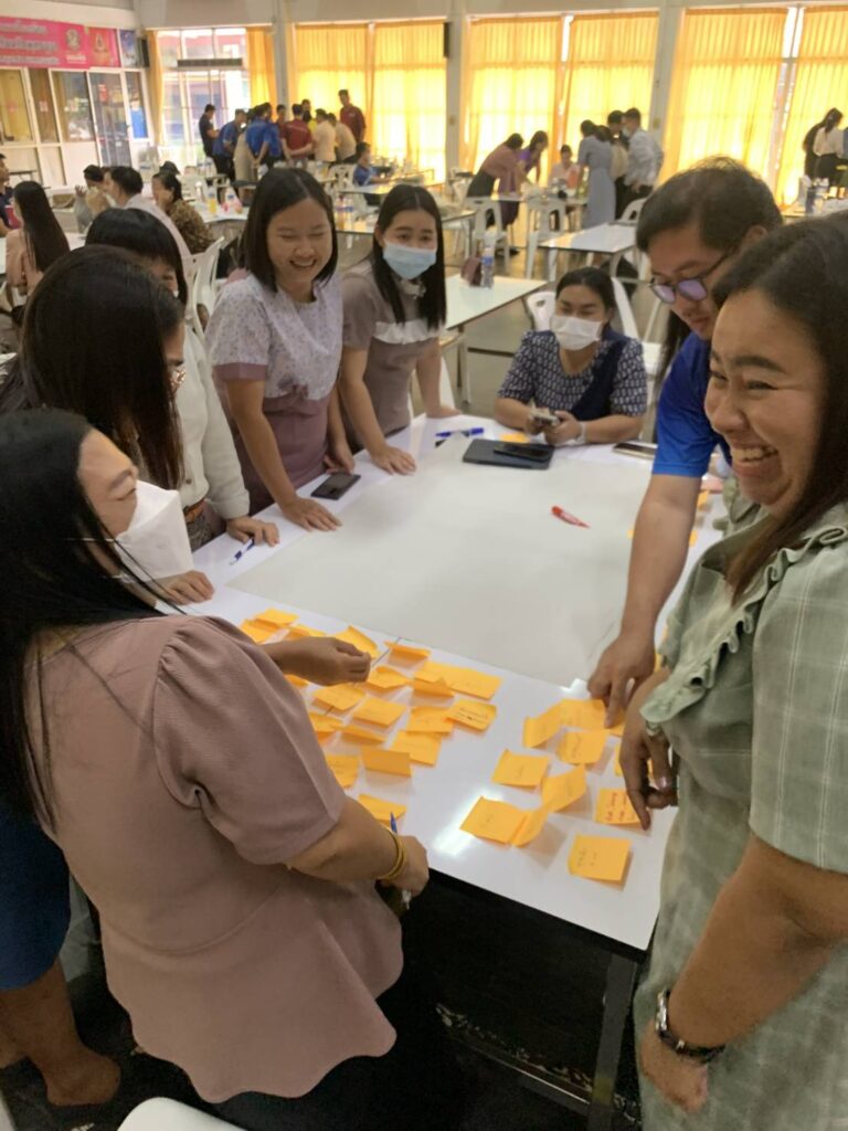 คลินิกจิตเวช สุขุมวิท ปรึกษาจิตแพทย์ เอกมัย ทองหล่อ จิตแพทย์เฉพาะทาง วัยทำงาน ไพรเวทคลินิก สุขุมวิท รักษาหมดไฟ สุขุมวิท อาการ Burnout syndrome หรือ ภาวะหมดไฟในการทำงาน อาการ วิธีจัดการความเครียด ผู้บริหาร นอนไม่หลับเรื้อรัง ทำไงดี ความเครียดสะสม อาการทางร่างกาย Panic Attack อาการ วิธีรับมือ ซึมเศร้าจากการทำงาน (High-Functioning Depression) Burnout กับ ซึมเศร้า ต่างกันอย่างไร ปรึกษาจิตแพทย์ ครั้งแรก ต้องเตรียมตัวอย่างไร วิธีแก้อาการ Sunday Night Blues (โรคเกลียดวันจันทร์) นอนไม่หลับเพราะคิดเรื่องงานตลอดเวลา #อบรมองค์กร #สุขภาพจิตองค์กร #คอร์สอบรม #พนักงานหมดไฟ #ความเครียดในองค์กร #องค์กรสุขภาพดี #HRไทย #พัฒนาองค์กร #จิตแพทย์องค์กร #สุขภาพจิตพนักงาน #วัฒนธรรมองค์กร #ภาวะหมดไฟ #นักจิตวิทยา #ดูแลใจพนักงาน